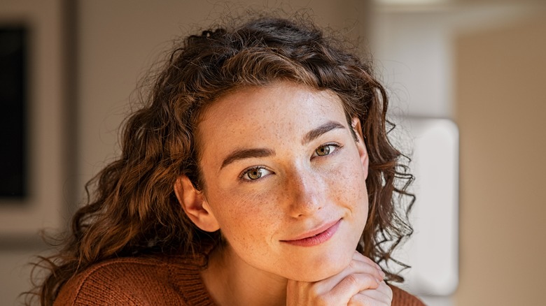 Woman with freckles and curly hair
